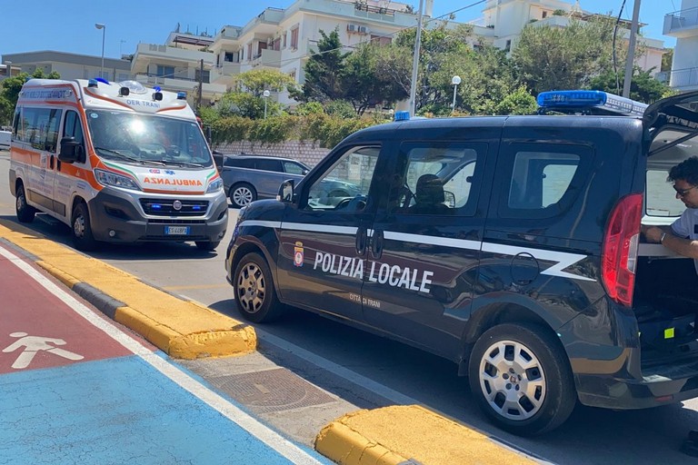 Ambulanza e Polizia locale sul lungomare