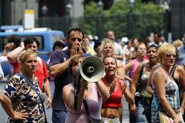 Lavoro per tutti, raccolta differenziata, internet gratis