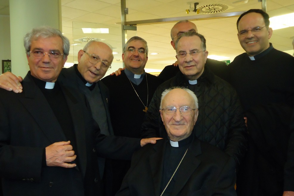 da sinistra: Mons. Giuseppe Pavone, Mons. Savino Giannotti, Mons. Michele Seccia, l’Arcivescovo Pichierri e alle sue spalle Mons. Filippo Salvo, Mons. Franco Lorusso, Mons. Emanuele Barra