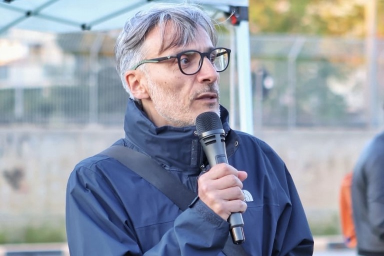 Marco Galiano tra la gente: “Non fuggiamo dai problemi, uniamo i puntini per costruire il futuro”