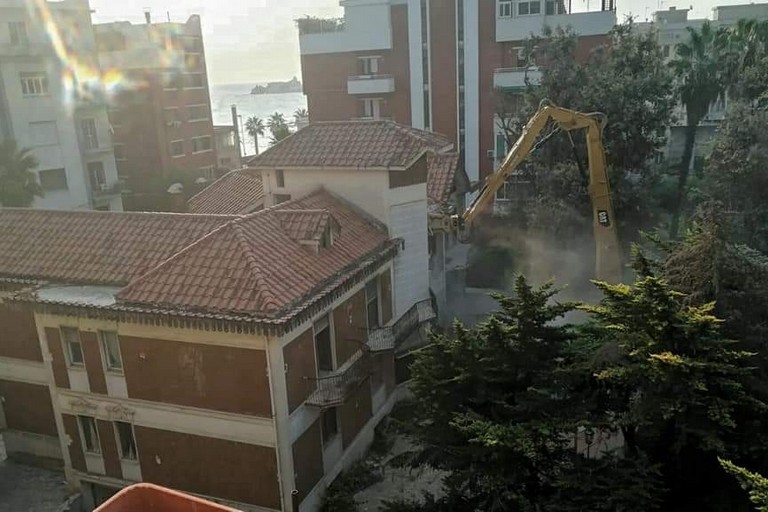 Demolizione villa in via Malcangi