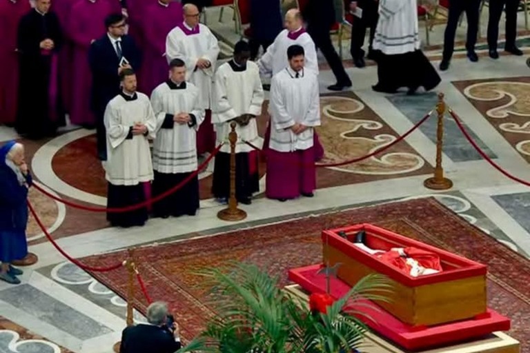 Don Natale Albino porta Trani in preghiera davanti alla salma di Papa Francesco
