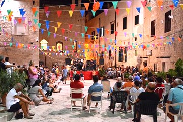 Festa in piazza Scolanova