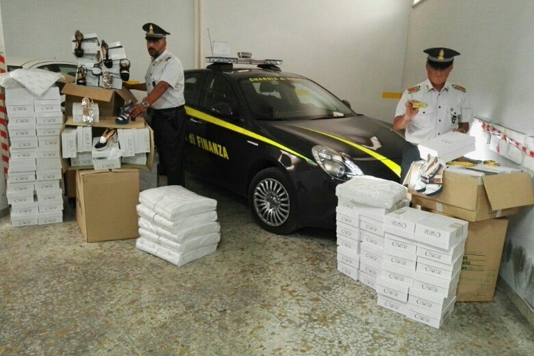 Scarpe con marchi contraffatti