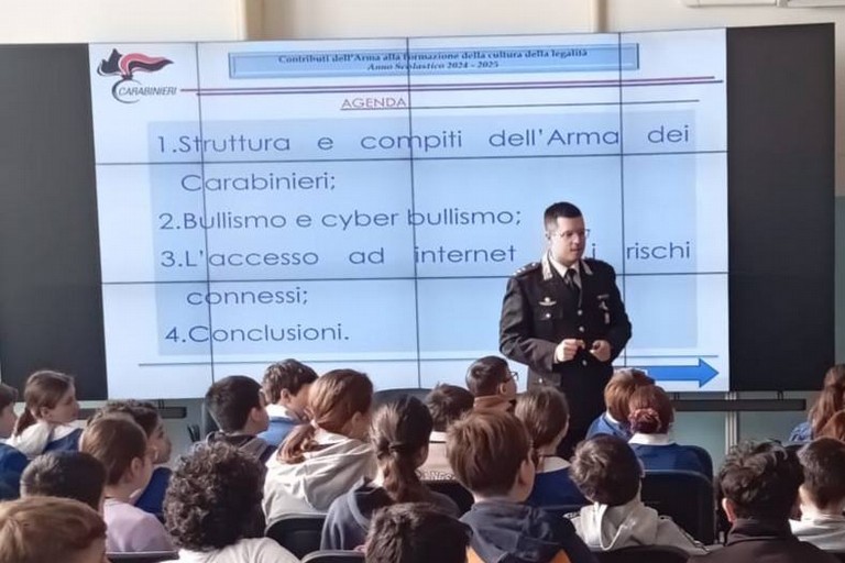 Gli alunni del De Amicis a lezione di legalità con i Carabinieri di Trani