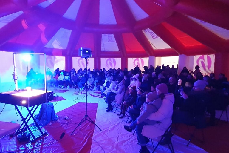 Il Circo delle Meraviglie anima Trani: oggi 5 gennaio l’ultimo incanto sotto il tendone gonfiabile