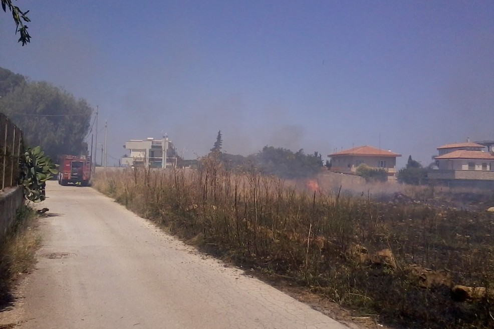 Incendio in un terreno incolto in zona Capirro