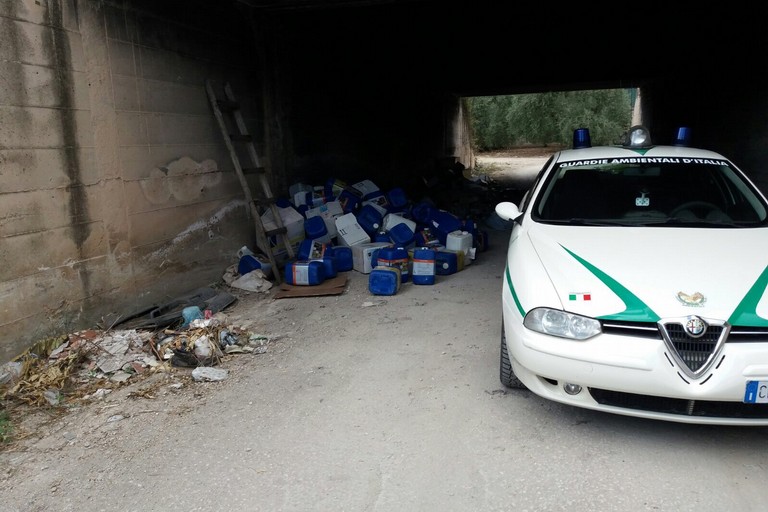 Scarti aziendali e rifiuti in un sottopasso