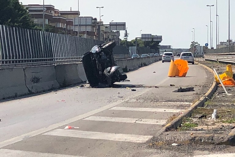 Auto ribaltata