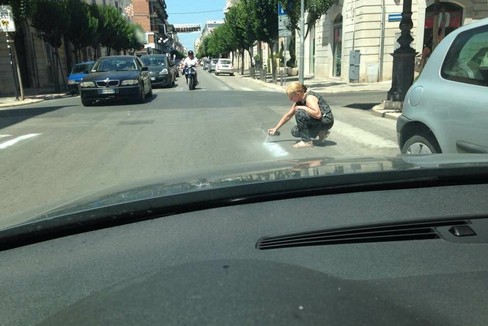 strisce pedonali fai da te in corso Vittorio Emanuele