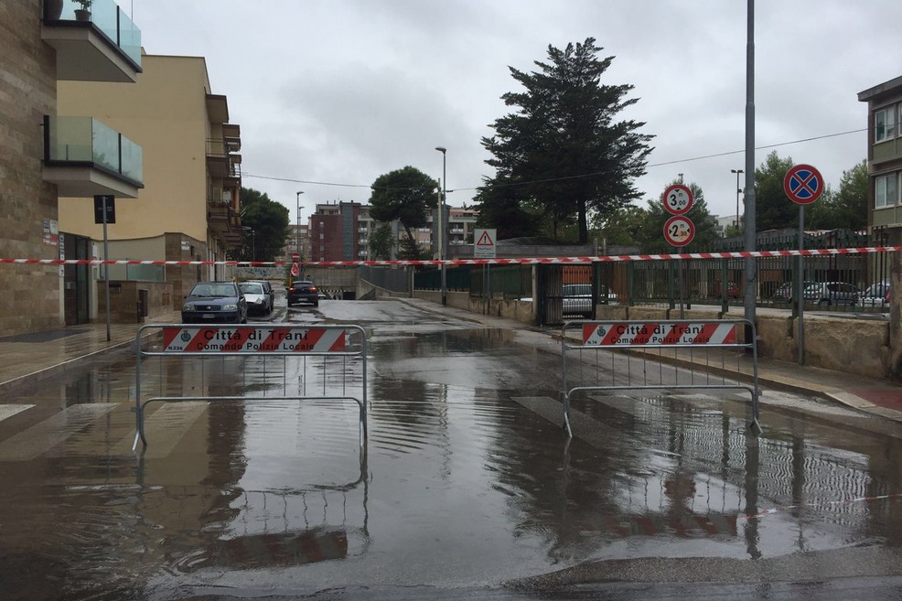 Sottopasso di via delle Tufare transennato