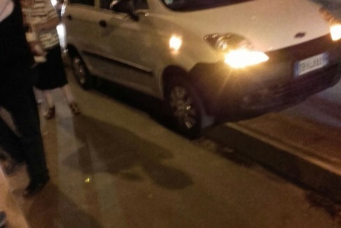 Auto valica il cordolo della pista ciclabile