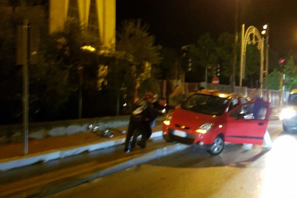 Auto valica il cordolo della pista ciclabile