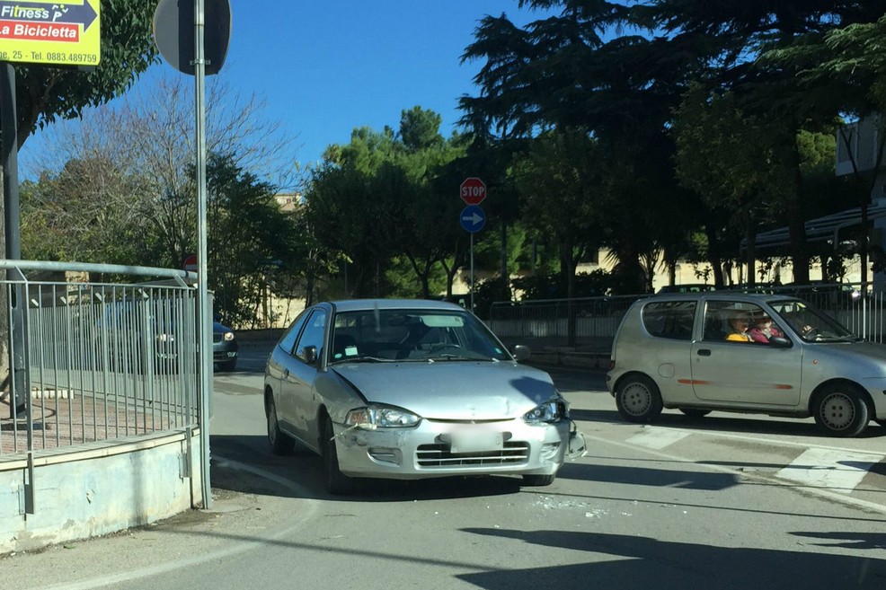 Tamponamento alla rotonda di via Falcone