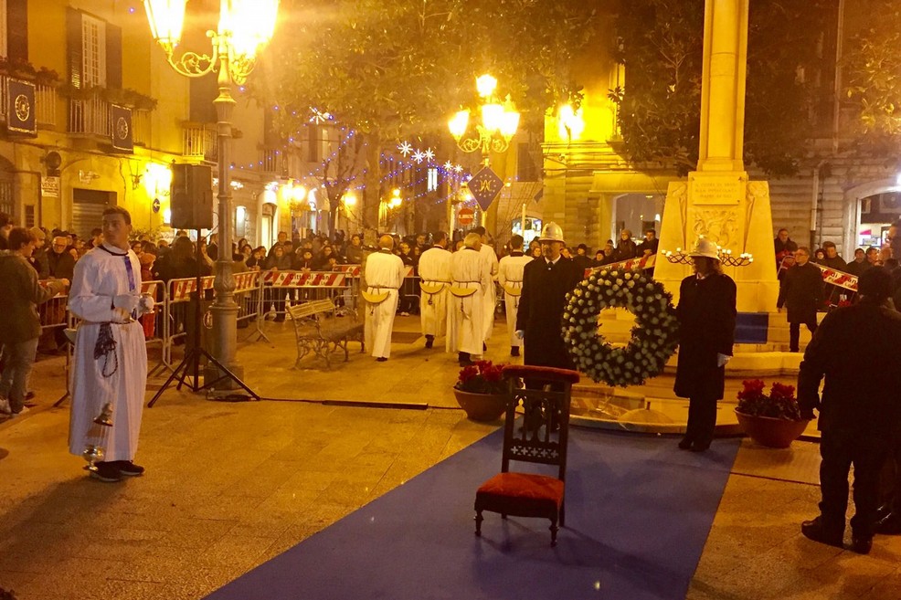 deposizione corona fiori Madonna Immacolata