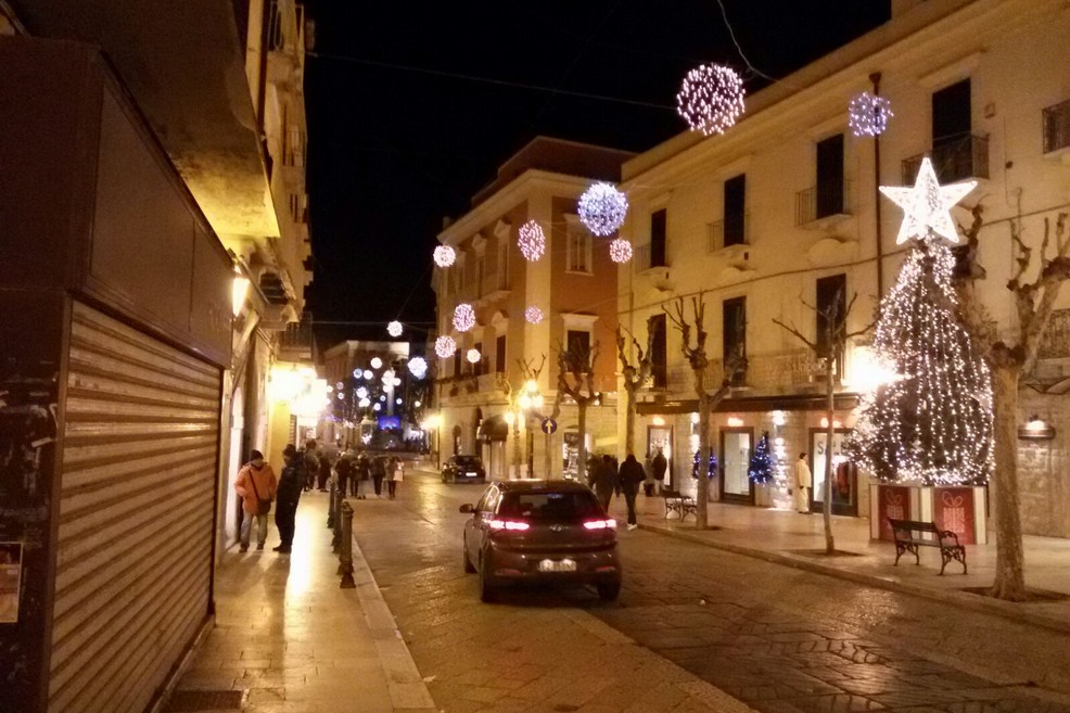 Via Mario Pagano, auto transita nella zona pedonale