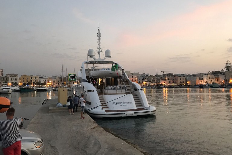 Barca del cantiere Isa Yacht