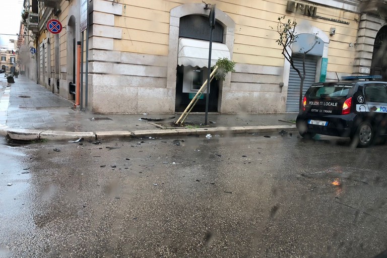 Auto contro albero in via Roma