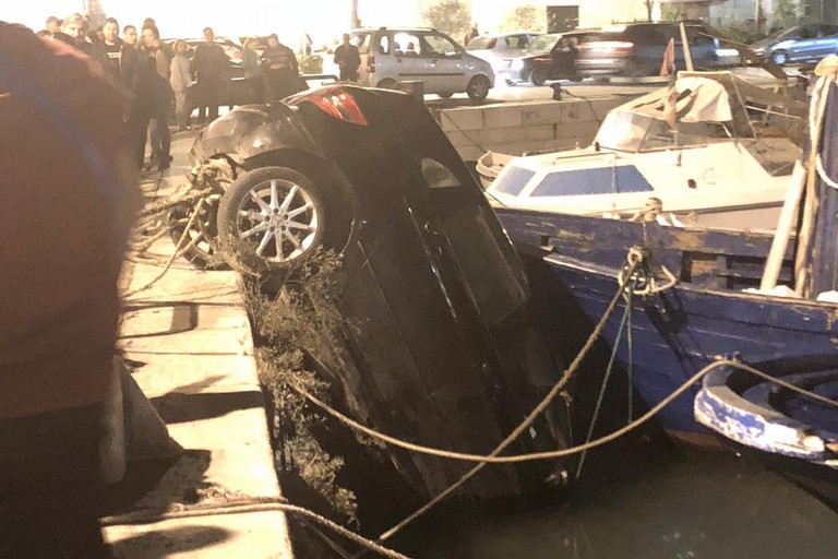 Auto nel porto di Trani