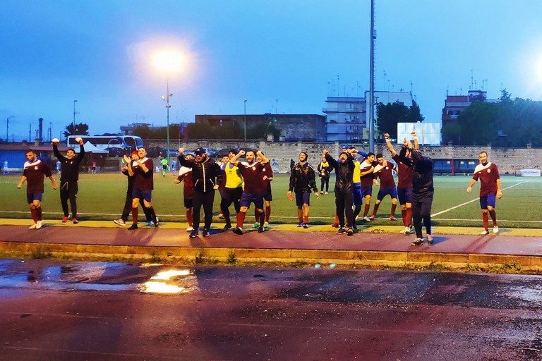 Il Trani ringrazia i tifosi presenti sotto la pioggia a Terlizzi