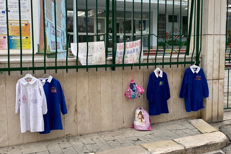 Protesta fuori scuole