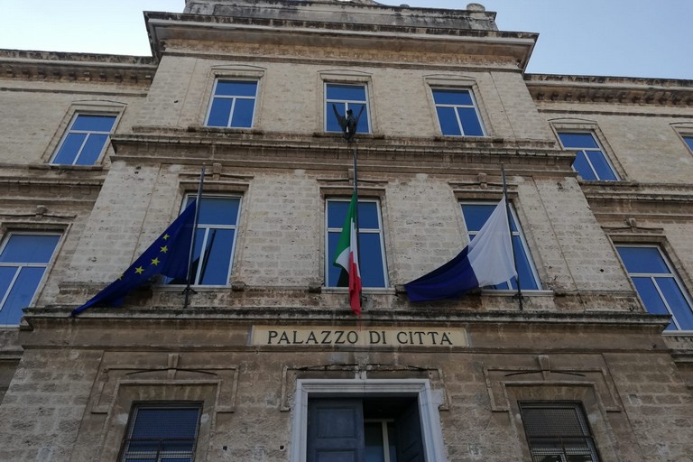 Bandiere a mezz'asta