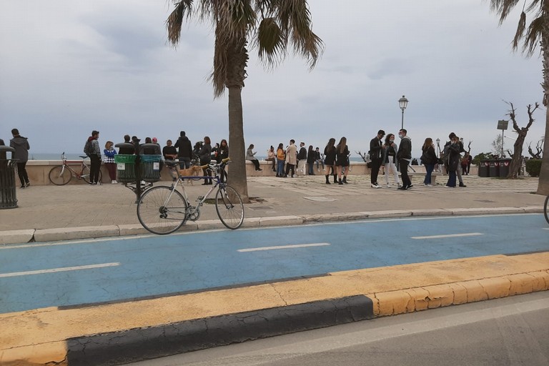 Gente sul lungomare