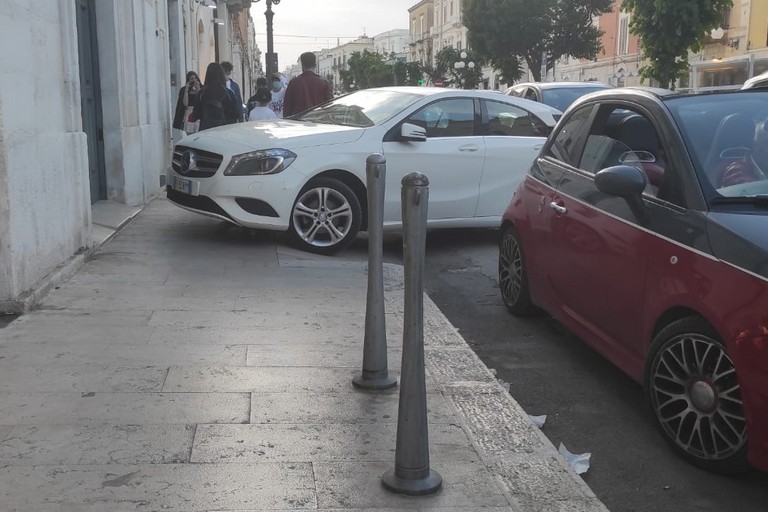 Auto sul marciapiede