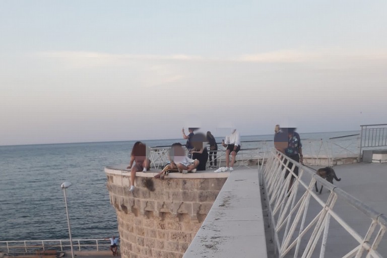 Ragazzi scavalcano ringhiera del Fortino