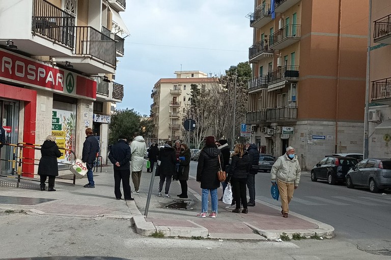 File fuori ai Supermercati