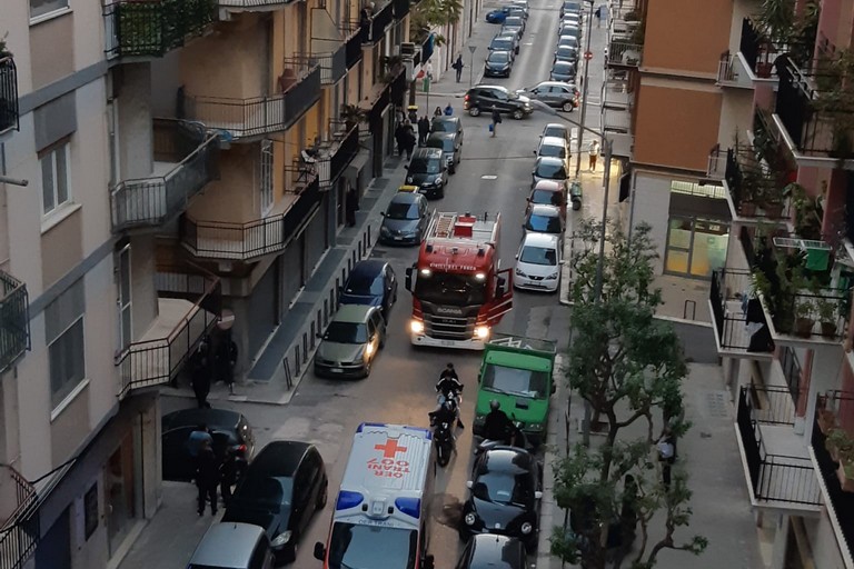 Vigili del fuoco e ambulanza in via San Gervasio