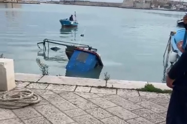 barca affondata nel porto