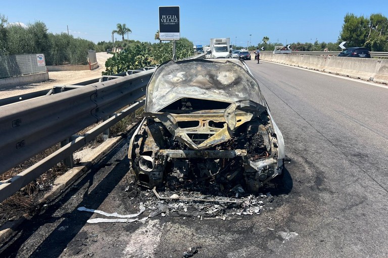 Auto in fiamme