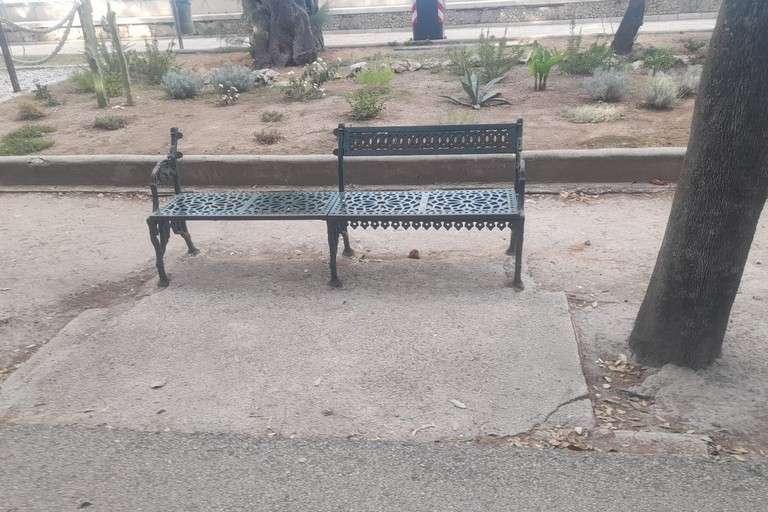 Panchina villa rotta