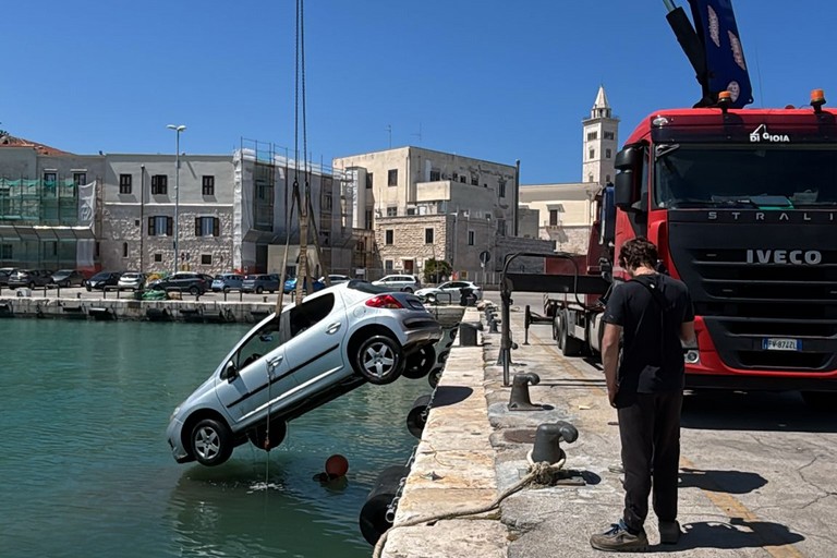 Auto nel porto