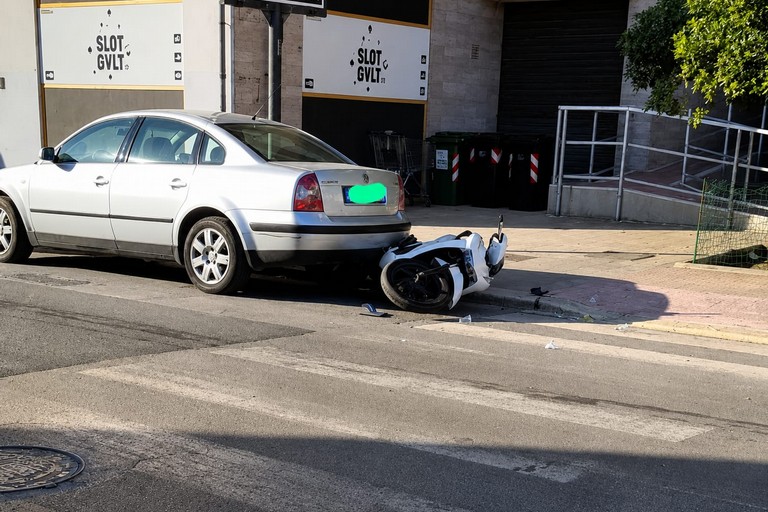 Schianto all’alba alla rotonda tra via Papa Giovanni e via Barletta: giovane in ospedale
