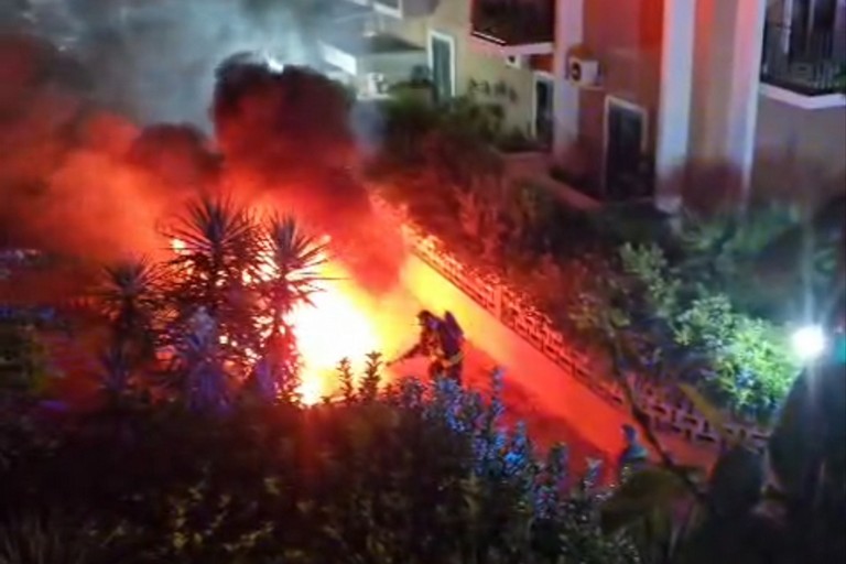 Auto incendiata