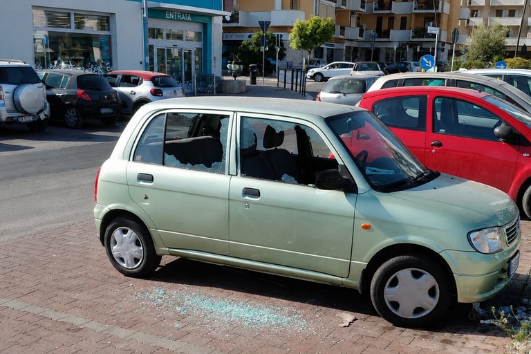 Finestrini sfondati con pietre