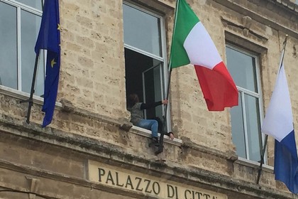 Donna tenta di lanciarsi dal primo piano del Comune