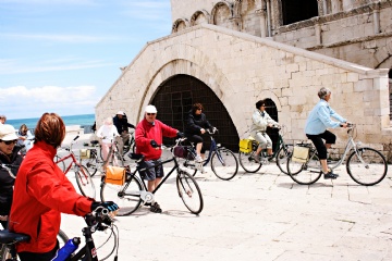 Turisti in bici alla Cattedrale di Trani