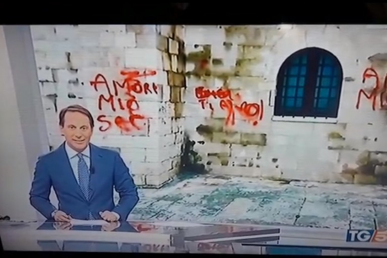 Scritte sulla cattedrale su tg5