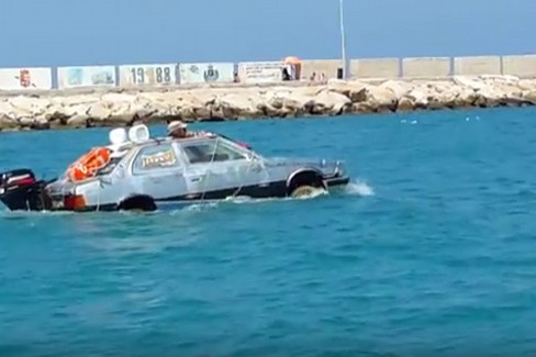 Maserati galleggiante naviga nelle acque di Trani