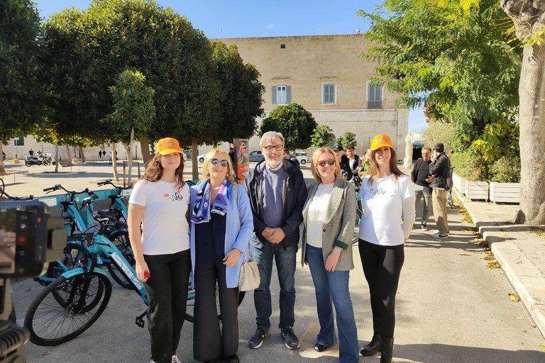Lucia De Mari, Marco Galiano e Marcella Sasso inaugurano la postazione di Bike Sharing. <span>Foto Adriana Fabrizio</span>
