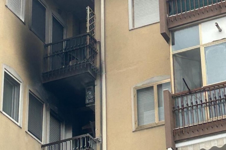 Incendio in appartamento in via Cilea