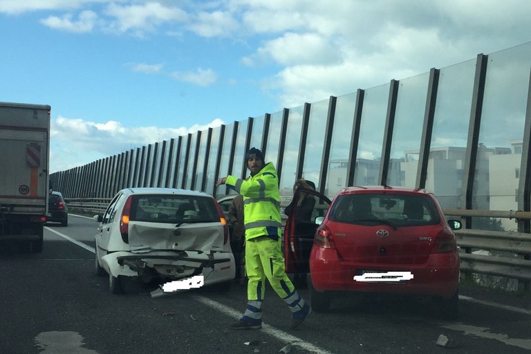 Incidente sulla strada statale 16, coinvolti due mezzi