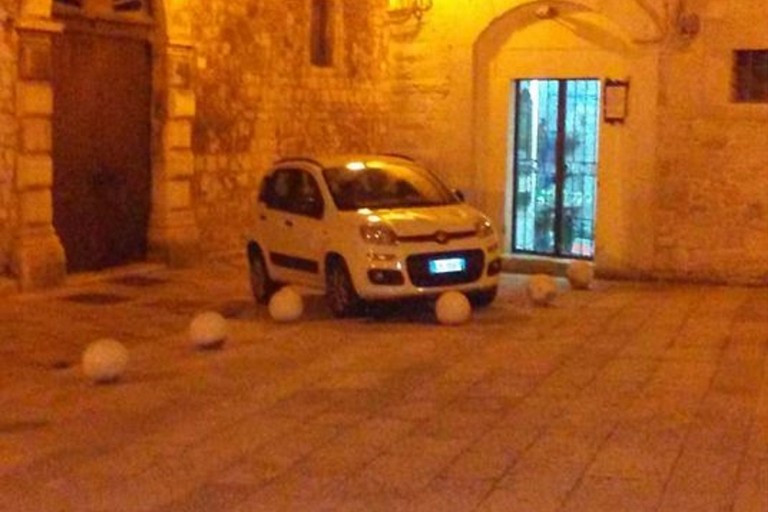 Auto parcheggiata sul marciapiede in via la Giudea