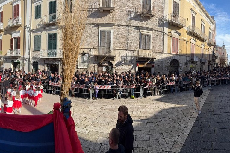 Trani, l’Epifania è una festa di piazza: oggi l’invasione delle 1.500 calze per 