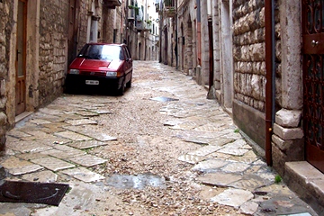 Raccolta porta a porta per ripulire il centro storico