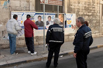 Manifesti elettorali abusivi coperti dalla Polizia Locale di Trani