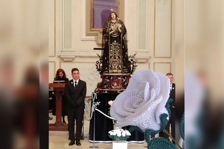 Rose all’uncinetto per l’Addolorata